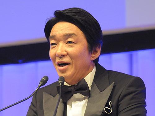 あいさつする名越隆昭社長